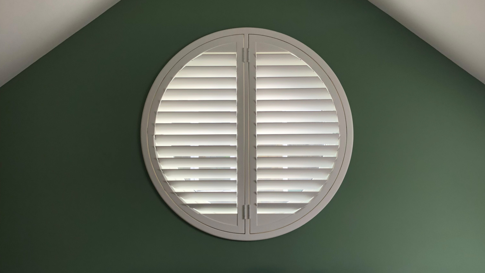Special shape circular shutter